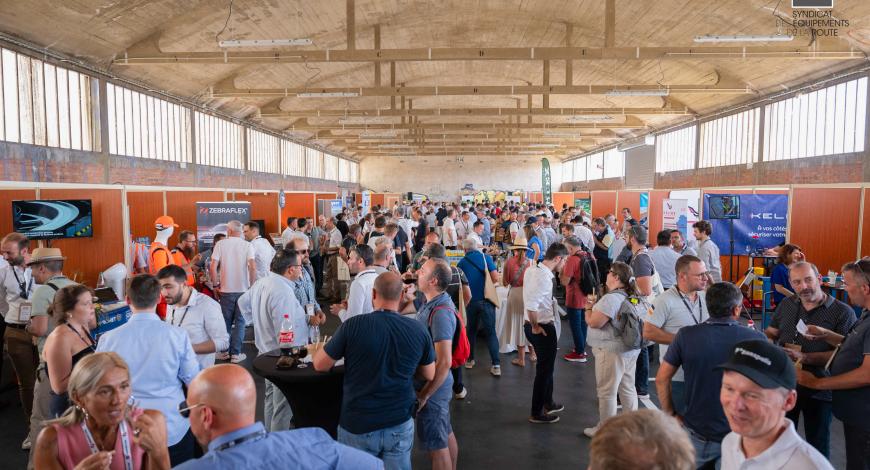 Les participants à la Journée technique ont pu échanger avec les experts des dispositifs de retenue et de la signalisation temporaire sur leurs stands Les participants à la Journée technique ont pu échanger avec les experts des dispositifs de retenue et de la signalisation temporaire sur leurs stands