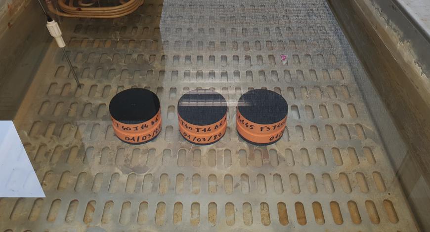 Éprouvettes 50x50 mm en étuis fermés étanches dans un bain thermostaté