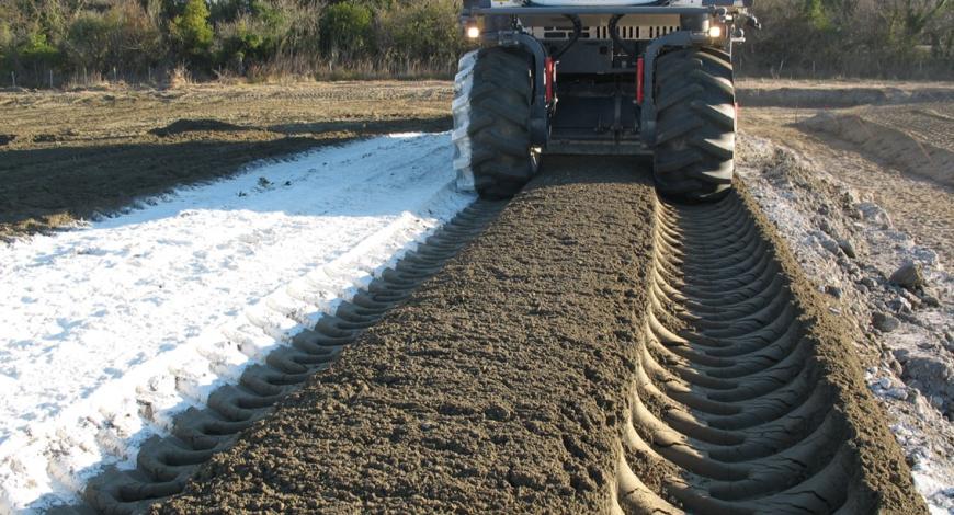 Traitement à la chaux, sur une plate-forme dédiée, de matériaux pour la construction d’un démonstrateur de digue à Salin-de-Giraud