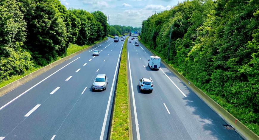 Le marquage routier guide les usagers de la route et délimite les voies de circulation, les voies affectées et les zones de sécurité comme les bandes d'arrêt d'urgence et les bandes dérasées de gauche