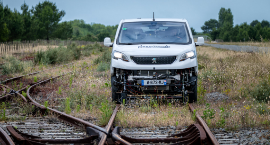 La Ferromobile (Sicef) est un véhicule électrique autonome capable de circuler sur route comme sur rail La Ferromobile (Sicef) est un véhicule électrique autonome capable de circuler sur route comme sur rail