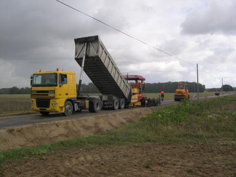Grave-émulsion RD 20 (Haute-Garonne) : épandage au finisseur.