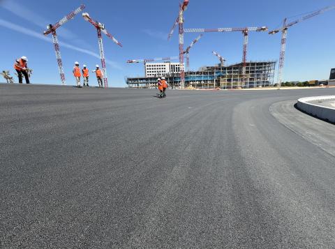 Le virage La Monumental se présente sous la forme d’un demi-cercle de 550 m de développé, avec un dévers transversal de 24 % et une dénivellation pouvant atteindre 10 m entre le point bas et le point haut du virage