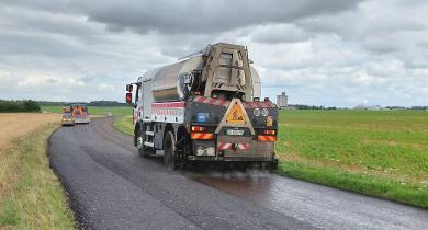 développée par Eiffage en partenariat avec l’entreprise SurfactGreen, comprend un agent tensioactif biosourcé : l’EmulGreen R-B. Elle est destinée aux couches d’accrochage, aux ESU et aux enduits de scellement