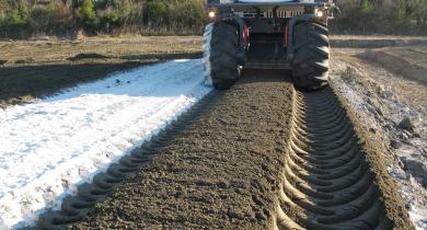 Traitement à la chaux, sur une plate-forme dédiée, de matériaux pour la construction d’un démonstrateur de digue à Salin-de-Giraud Traitement à la chaux, sur une plate-forme dédiée, de matériaux pour la construction d’un démonstrateur de digue à Salin-de-Giraud