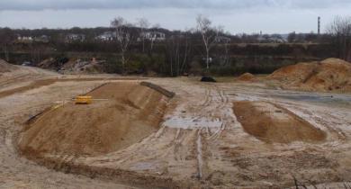 Digues DOFEAS-Lhoist après construction (digue traitée à gauche, digue non traitée à droite) Digues DOFEAS-Lhoist après construction (digue traitée à gauche, digue non traitée à droite)