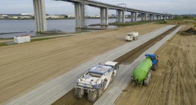 Atelier d’épandage/malaxage dans un traitement de plateforme industrielle au liant hydraulique Atelier d’épandage/malaxage dans un traitement de plateforme industrielle au liant hydraulique