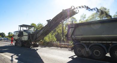 Opération de rabotage dans le cadre d’un chantier à fort taux de recyclage réalisée par les équipes d’Eurovia Opération de rabotage dans le cadre d’un chantier à fort taux de recyclage réalisée par les équipes d’Eurovia