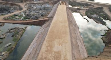 Vue aérienne du batardeau en cours de finition Vue aérienne du batardeau en cours de finition