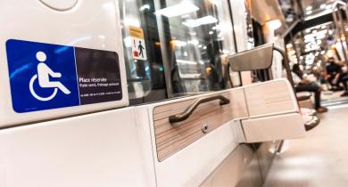 Espace réservé aux personnes en fauteuil roulant à l'Intérieur d'une rame de la ligne 14 du métro à Paris