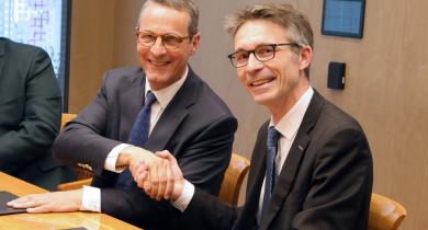 Pierre Anjolras (à gauche), directeur général opérationnel de Vinci, et Anthony Briant (à droite), directeur de l’ENPC, signent un partenariat pour relever les défis de la transition écologique et de la transformation numérique