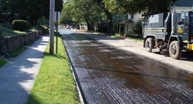 Chantier de mise en œuvre d’une couche d’accrochage à l’émulsion