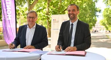 Sylvain Waserman (à gauche), PDG de l'Ademe, et Michaël Delafosse (à droite), maire de Montpellier et président de Montpellier Méditerranée Métropole lors de la signature de la charte « Plus fraîche ma ville »