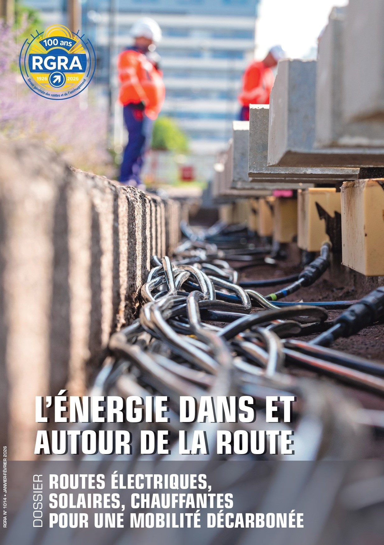 Sur le chantier de route électrique par induction de Rouen, les câbles rangés dans le fond de la tranchée relient les bobines électromagnétiques à l’armoire électrique