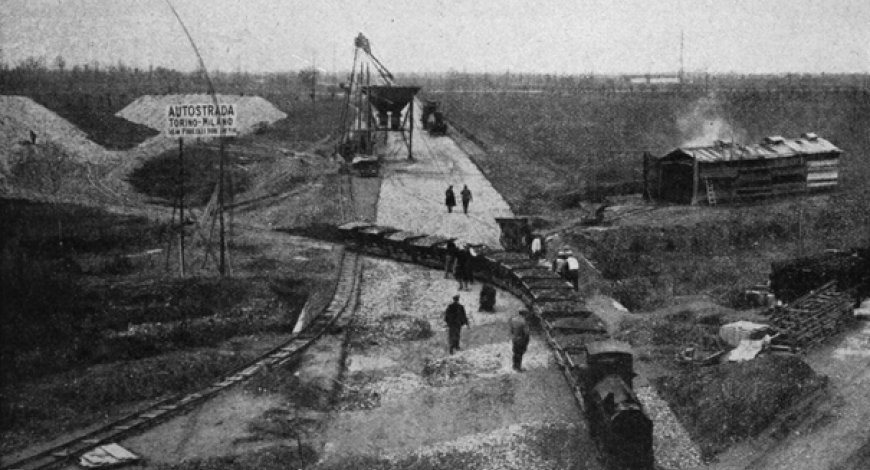 Construction de l'autostrade Milan-Turin : vue des travaux en cours d'exécution aux environs de Novare