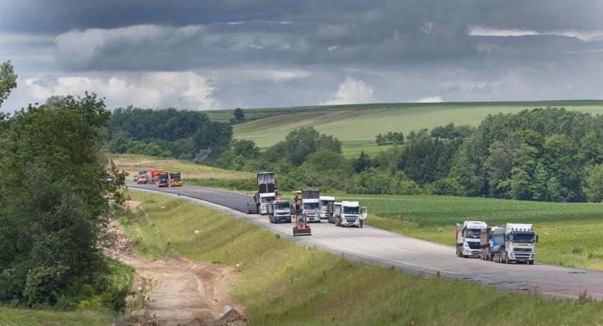 Réalisation de la grave-bitume sur le lot 43B de la LGV Est entre Lupstein et Eckwersheim par l’agence Colas Bas-Rhin.