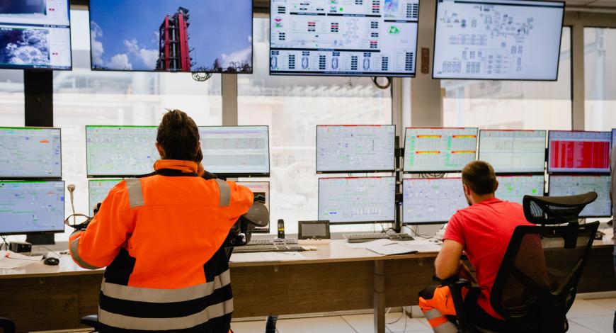  Opérateurs en salle de contrôle d'une cimenterie