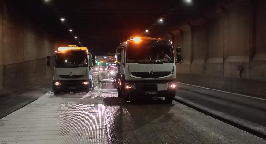 Mise en œuvre de la grave-bitume sur la grille sous le tunnel de Mantes-la-Jolie, dans les Yvelines