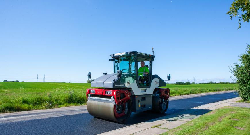 Rouleau à pivot CX9 équipé de Seismic Asphalt