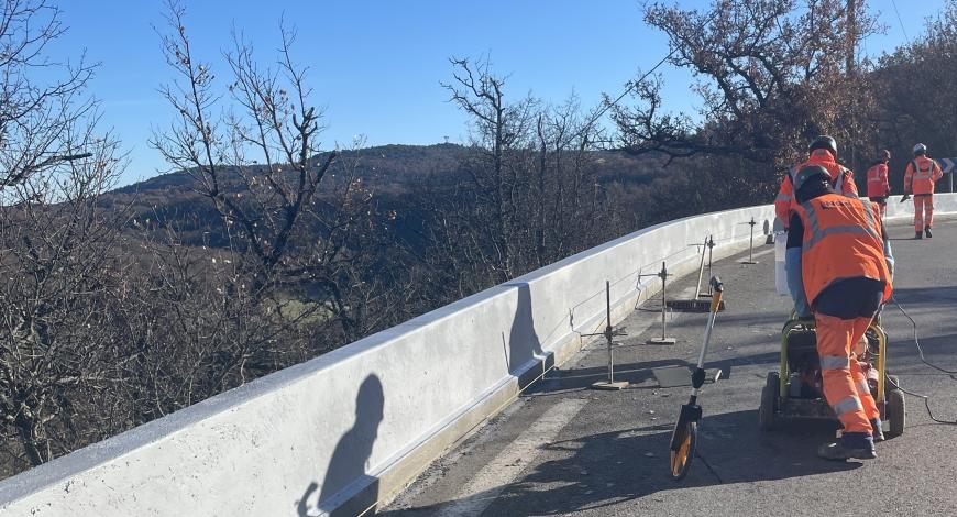 Coulage de 200 ml de glissière ECO-H1 près de Forcalquier (Alpes-de-Haute- Provence) sur la D4100