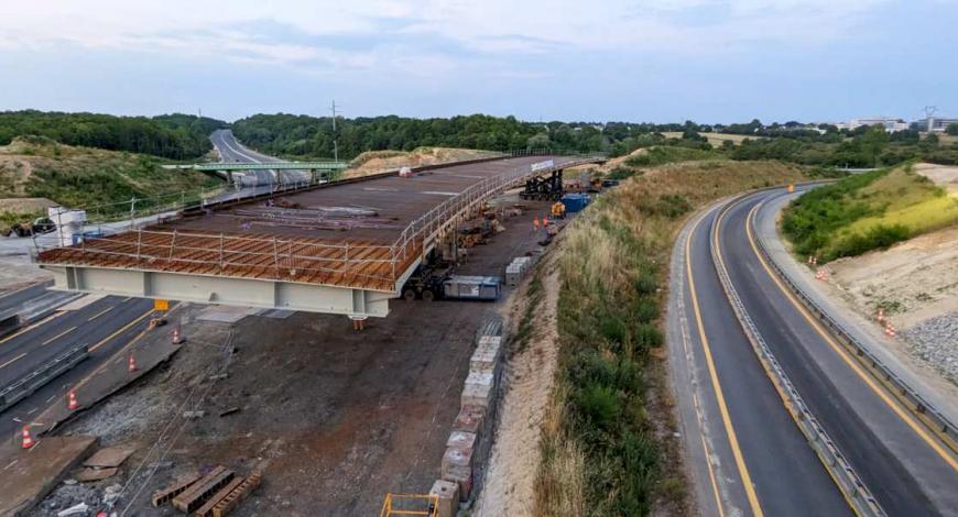 Pose de la charpente du viaduc Est de la porte de Gesvres sur l'A11.