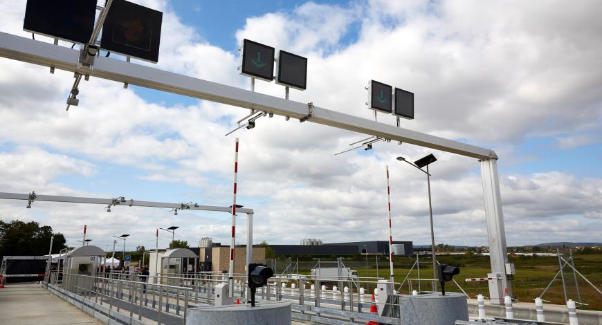 La bretelle de sortie dispose d'une gare de péage à trois voies