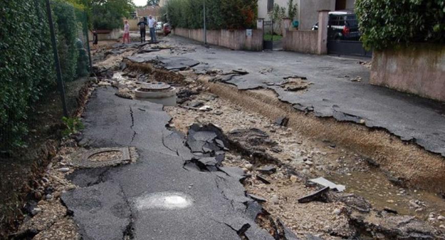 Route dévastée par les inondations à Sainte-Anastasie, dans le Gard