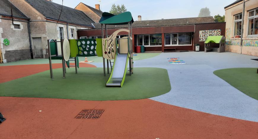 Cour d’école en béton drainant et béton coloré