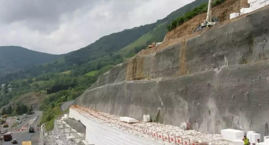 Compostyrene est un procédé de remblai allégé en polystyrène développé par Colas
