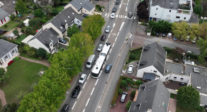 Les couloirs bus bidirectionnels à voie unique améliorent le niveau de service du bus dans une emprise réduite tout en redistribuant l’espace ainsi « gagné » aux autres usages