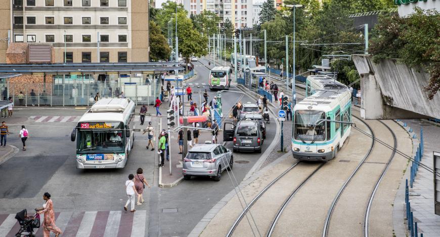 À moins d’un mois des élections municipales et intercommunales, comment les enjeux du transport et de la mobilité sont-ils pris en compte dans les programmes des candidats ? 