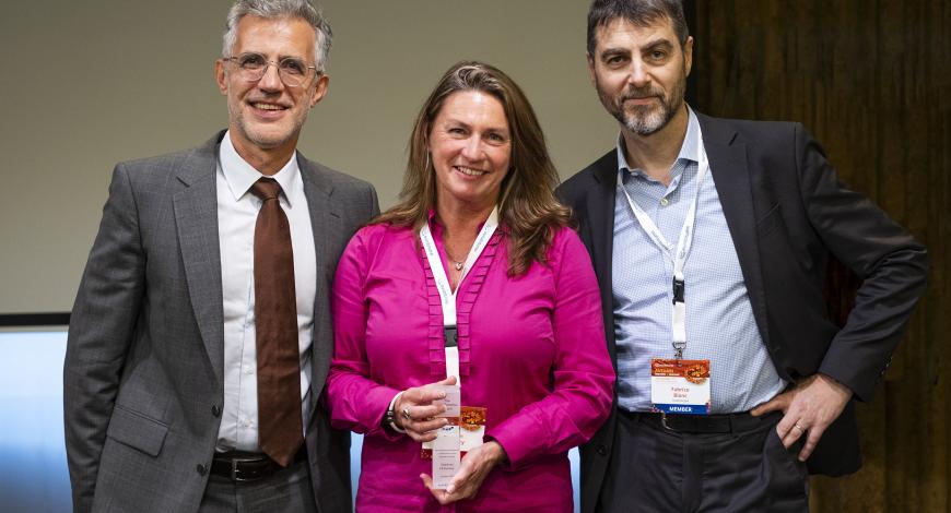 Siobhan McKelvey, première lauréate du prix Carl Robertus, entourée d’Hervé Millet (à gauche) et de Fabrice Blanc (à droite), respectivement directeur général et président d’Eurobitume
