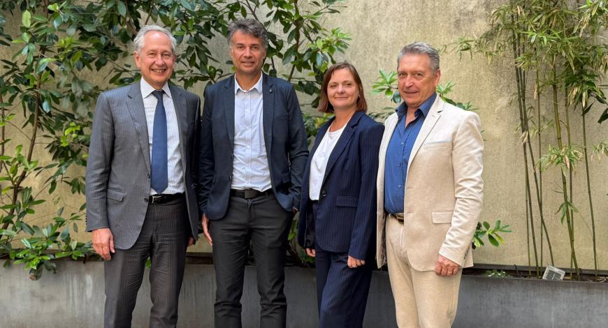 De gauche à droite : Philippe Rabut, directeur général de Ginger, Jérôme Mounier, directeur général de Ginger CEBTP, Corinne Hochart, présidente de Domobat Expertises et Thierry Videlier, directeur général de Domobat Expertises De gauche à droite : Philippe Rabut, directeur général de Ginger, Jérôme Mounier, directeur général de Ginger CEBTP, Corinne Hochart, présidente de Domobat Expertises et Thierry Videlier, directeur général de Domobat Expertises