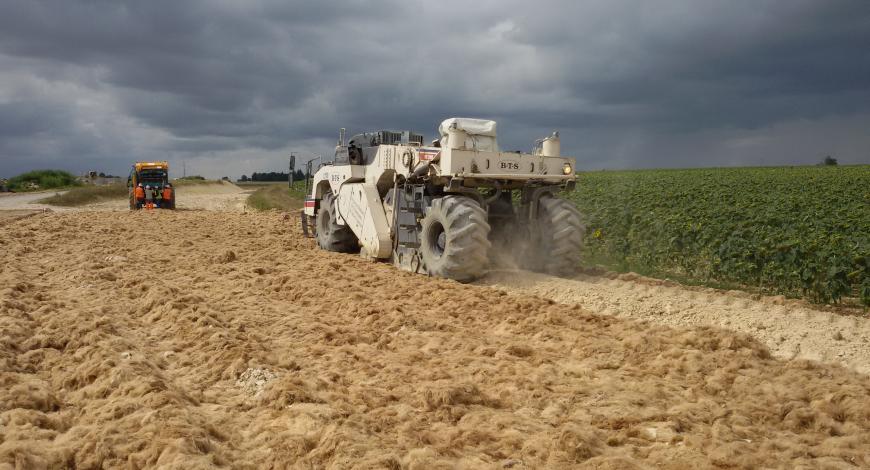 Les opérations de terrassements consistent à réaliser, à partir du terrain naturel en place ou de matériaux d’apport extérieur, un ouvrage en terre constituant la plateforme support des infrastructures de transport ou des bâtiments