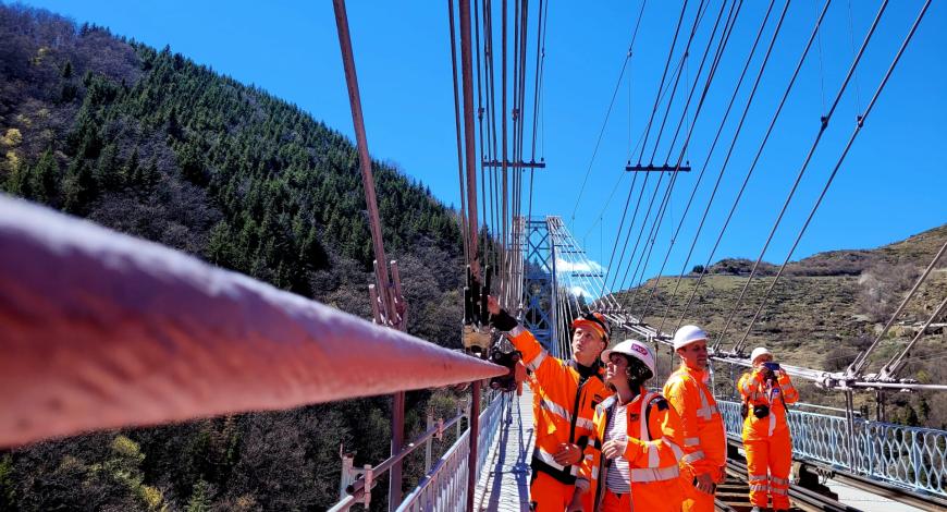 La réhabilitation d’ouvrages d’art comme le pont suspendu Gisclard (ou pont de Cassagne) est nécessairement complexe