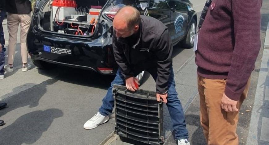 Le dispositif installé sous la chaussée et une voiture équipée pour l’expérimentation de la recharge électrique par induction