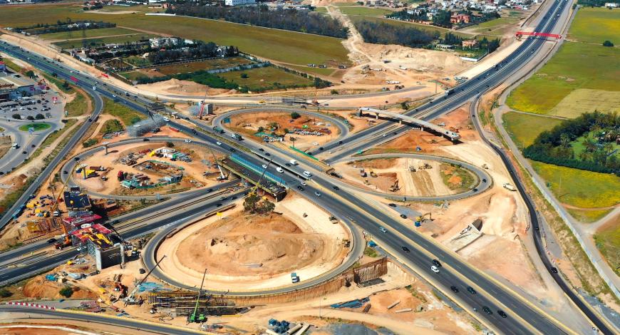 Vue aérienne de l'avancement de la transformation du nœud autoroutier de Sidi Maârouf.