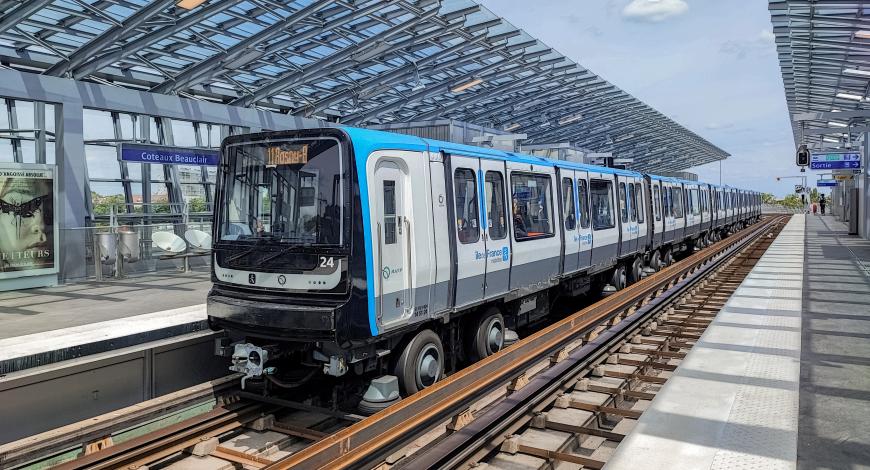 Arrivée d'une rame MP14 à la station Coteaux-Beauclair, sur la ligne 11 du métro de Paris, le jour de son inauguration, le 13 juin 2024