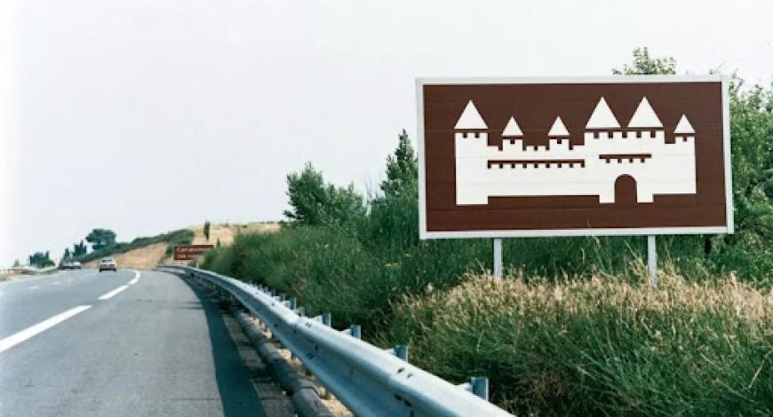 Panneau créé par Jean Widmer pour annoncer la ville de Carcassonne sur l'autoroute