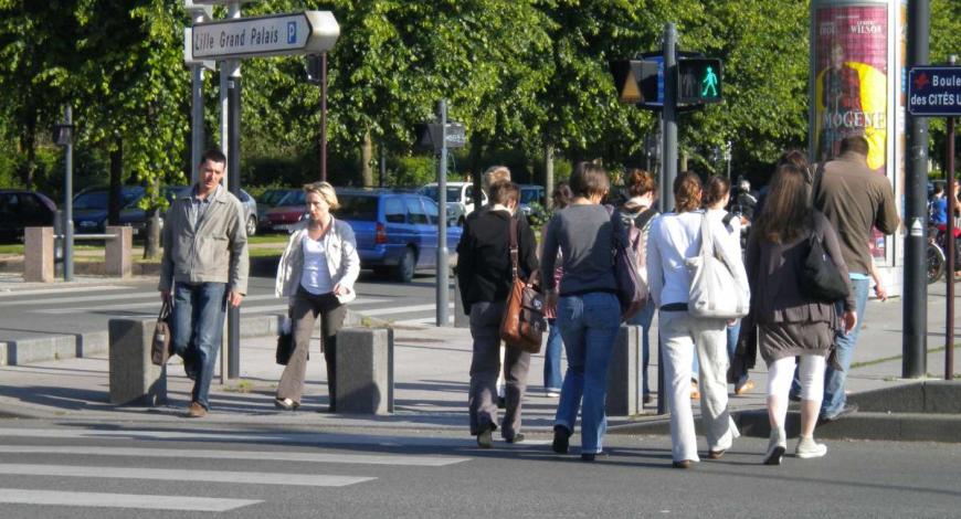 La traversée de la chaussée par les piétons constitue un enjeu de sécurité routière : en 2019, 60 % des piétons tués l’ont été lors d’une traversée réglementaire de chaussée