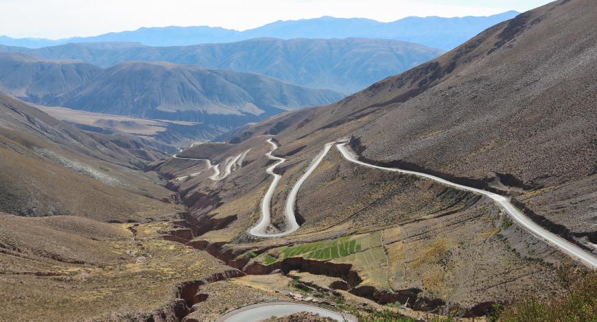 Route nationale 52 à la Cuesta de Lipán, Quebrada de Humahuarca, en Argentine.