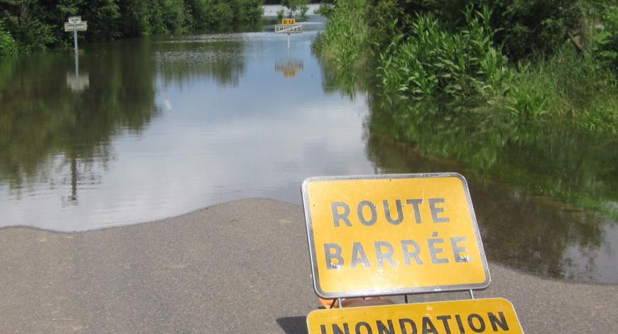 Route inondée à Chivres (21), une des conséquences possibles du changement climatique