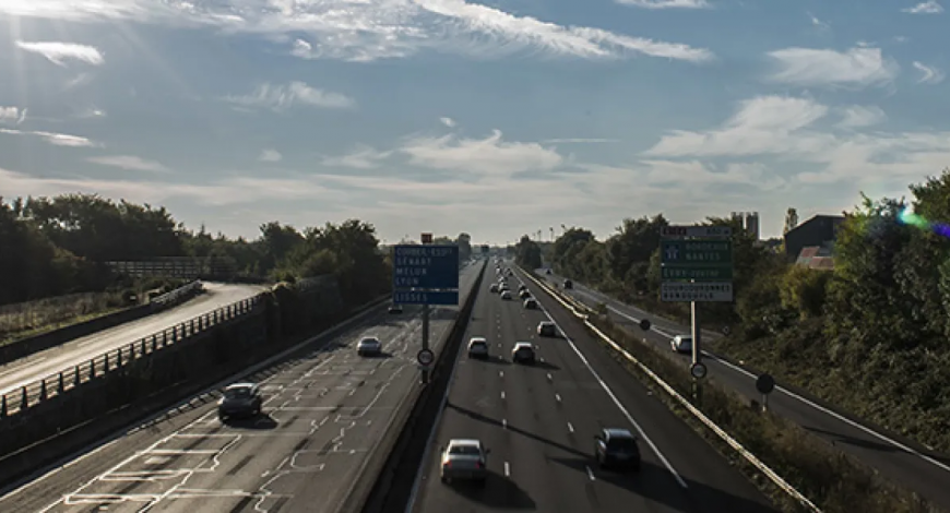 La principale source de la pollution sonore dans l’environnement extérieur au sein de l’agglomération parisienne est la circulation routière