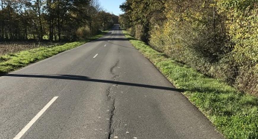 Le phénomène de RGA peut entraîner une fissuration et une déformation des routes, comme ici, sur une route départementale du Cher