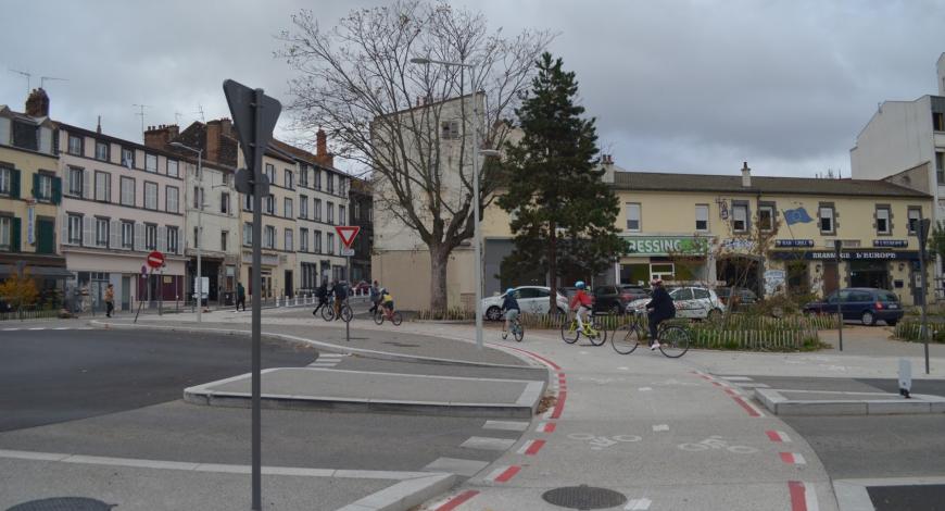 Rond-point « à la hollandaise » près de la place des Carmes, à Clermont-Ferrand