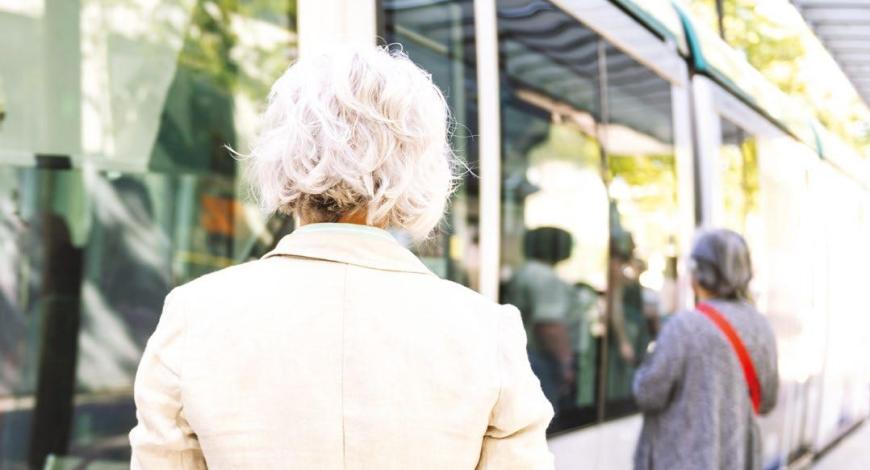 Avec 22 % de la population française âgée de 65 ans et plus en 2025 (Insee), et une projection à 29 % en 2070, l’adaptation des infrastructures et des services de transport devient urgente