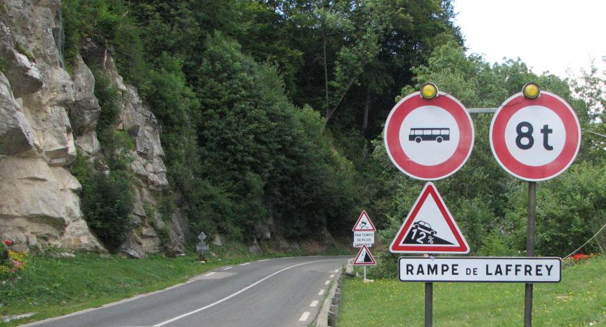 Les équipements de signalisation verticale matérialisent le code de la route et donnent des informations relatives à l’usager de la rue et de la route. Ils se matérialisent principalement au travers de panneaux, portiques, bornes, balises...