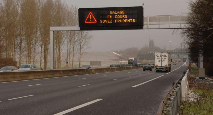 La signalisation dynamique permet de répondre aux enjeux des projets de gestion du trafic, d’information routière ou de sécurisation des réseaux routiers La signalisation dynamique permet de répondre aux enjeux des projets de gestion du trafic, d’information routière ou de sécurisation des réseaux routiers