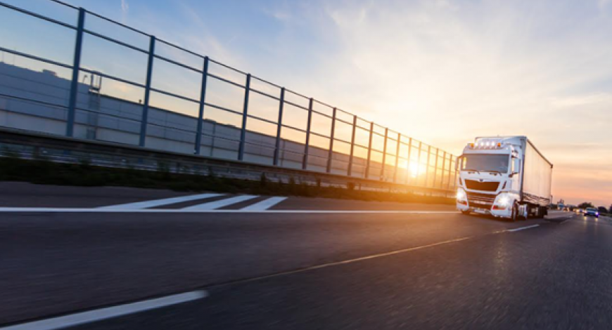 Afin d’accompagner les transporteurs dans leur transition vers la mobilité électrique, TotalEnergies proposera l’installation et la supervision d’une infrastructure de recharge sur-mesure adaptée leur besoins