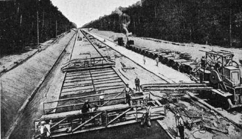 Exécution du revêtement en béton avec armature en grillage sur une autoroute allemande